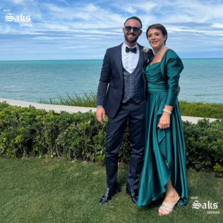 due invitati speciali, la mamma ed il fratello della sposa, in una bellissima foto con panorama colline mare con abiti saks abiti da cerimonia firmati da musani e cautieri foto34