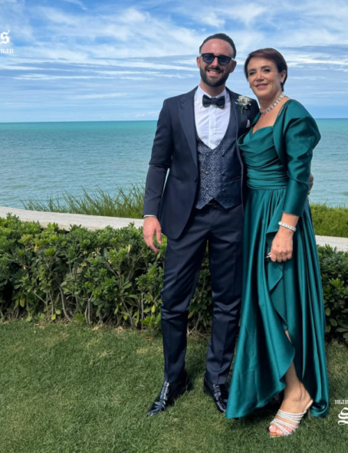 due invitati speciali, la mamma ed il fratello della sposa, in una bellissima foto con panorama colline mare con abiti saks abiti da cerimonia firmati da musani e cautieri foto34